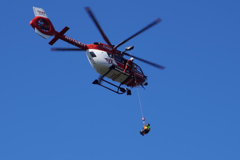 Wasserrettung mit dem Hubschrauber am Stausee