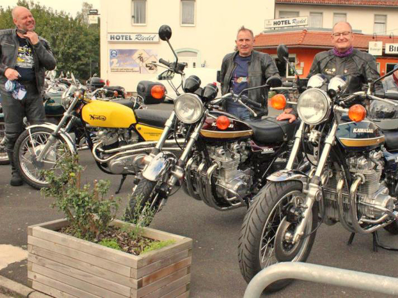 Motorradfahrer laden zum Meeting ein