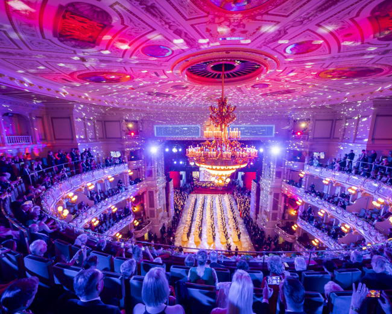 Junge Paare tanzen beim Semperopernball