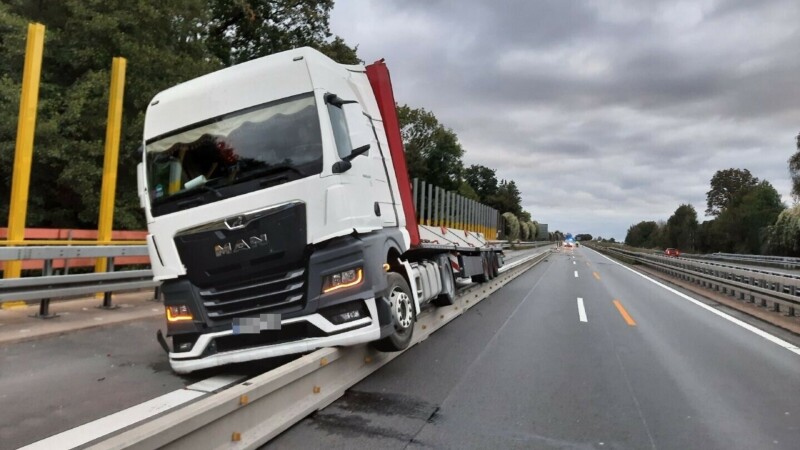 Auf der A4 nahe Bautzen: Sattelzug schleudert gegen Betonmauer