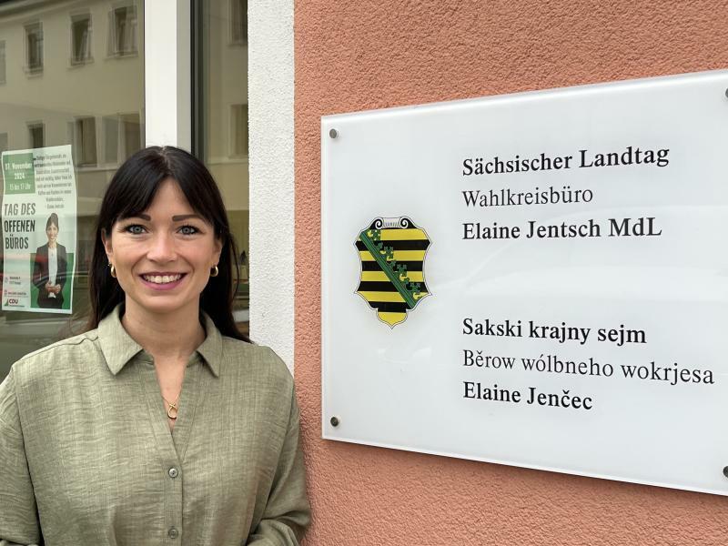 Elaine Jentsch öffnet die Bürotür in Kamenz