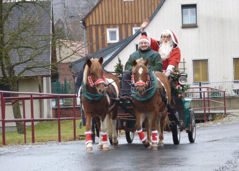 Der Weihnachtsmann fährt durch Waltersdorf