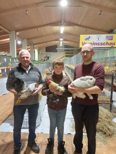 Hahn und Hase begrüßen Gäste in Horka