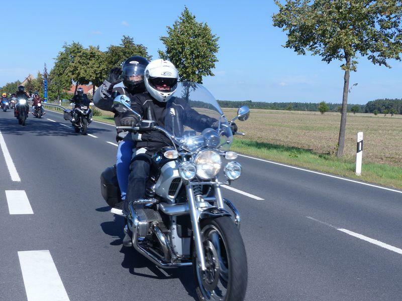 Ausfahrt mit  dem Motorrad erfreut Kinder vorm Czorneboh