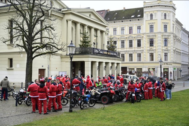 80 Weihnachtsmänner machen großes Theater