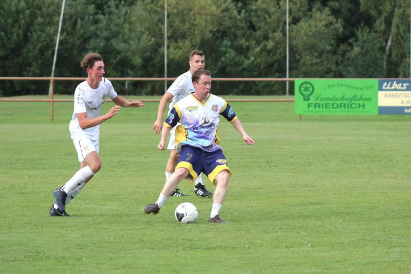 Eishockeycracks im Fußball mit Sieg und Niederlage