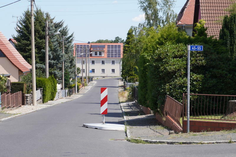 Verschwenkinsel beruhigt jetzt den Verkehr 