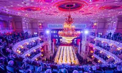 Junge Paare tanzen beim Semperopernball