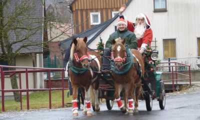 Der Weihnachtsmann fährt durch Waltersdorf