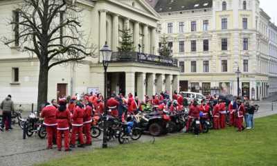 80 Weihnachtsmänner machen großes Theater