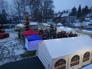 Der Weihnachtsmann kommt mit der Feuerwehr